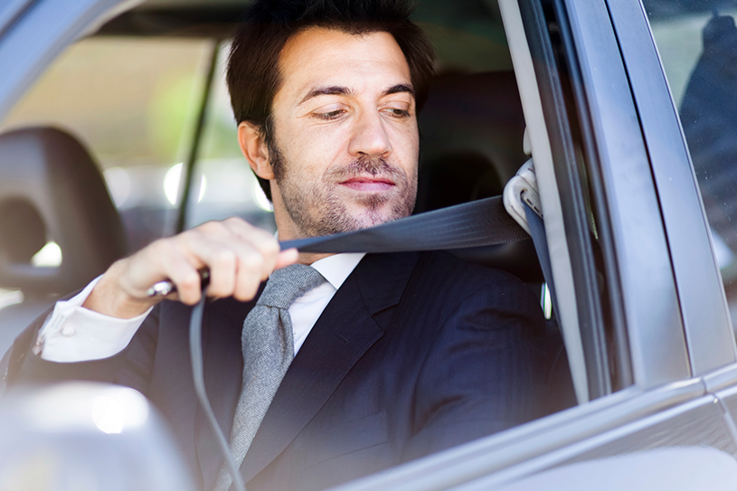 Comment attacher et serrer les ceintures dans un siège auto  Saviez-vous  que le test de pincement vous montre si vous avez suffisament serré le  harnais de votre siège auto ? Cette
